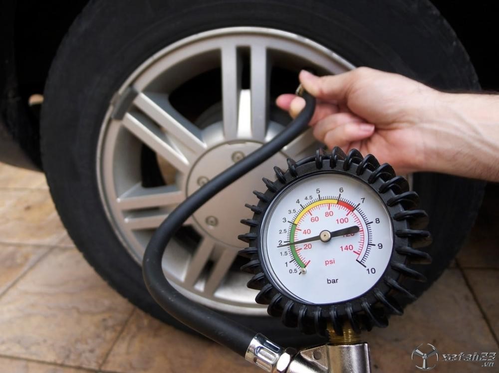 Áp suất lốp cũng ảnh hưởng đến khả năng vận hành của xe, đặc biệt là hê thống treo