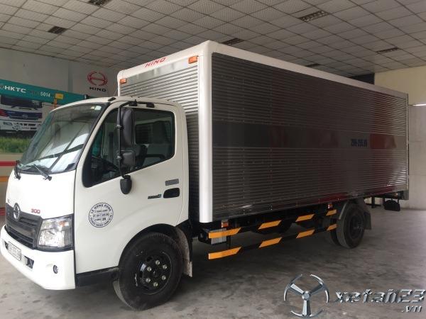 Gía xe tải Hino XZU720 mới 100%  thùng kín 5,2m (19 khối)