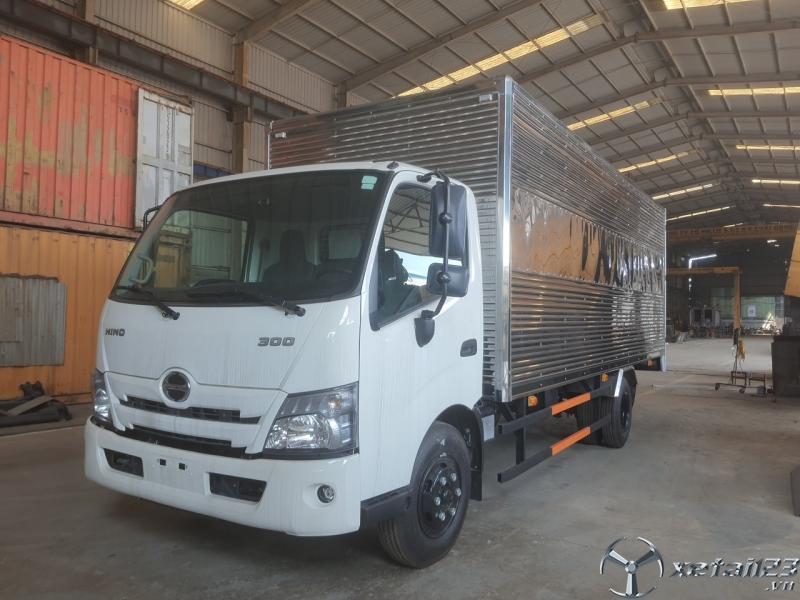 Xe tải hino 4.5 tấn XZU730 thùng kín dài 5.8m