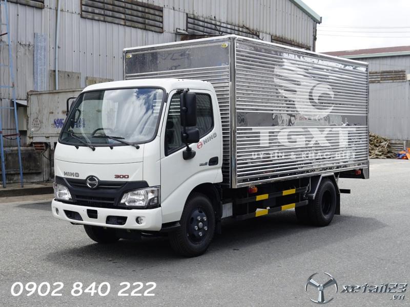 Xe tải Hino XZU650L thùng kín, tải 1T9, 135tr nhận xe