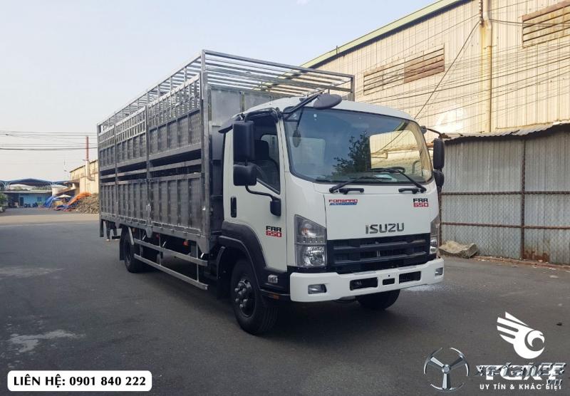 Xe tải Isuzu FRR650 thùng chở gia súc, trả trước 220tr nhận xe