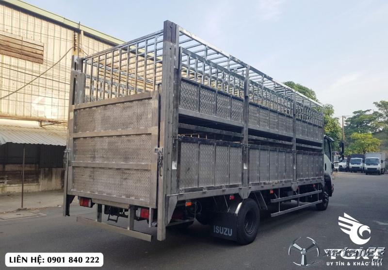 Xe tải Isuzu FRR650 thùng chở gia súc, trả trước 220tr nhận xe