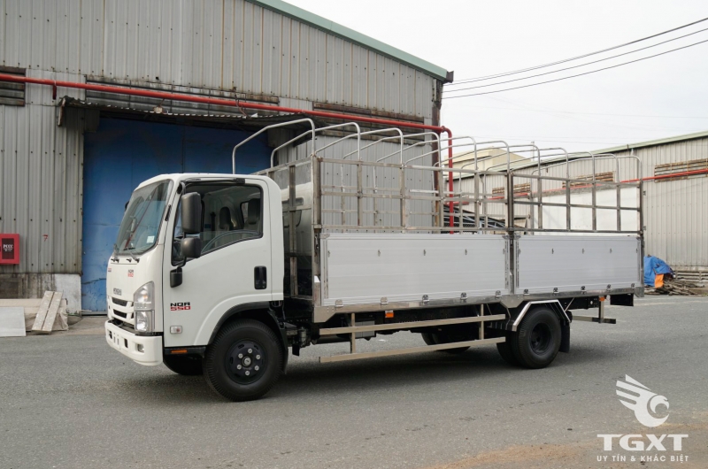 Xe tải Isuzu NQR550 thùng bạt bửng nhôm, trả góp 80% trong 6 năm