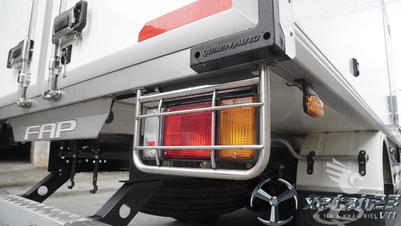 Xe tải thùng bảo ôn Isuzu NPR400, trả trước 180tr nhận xe