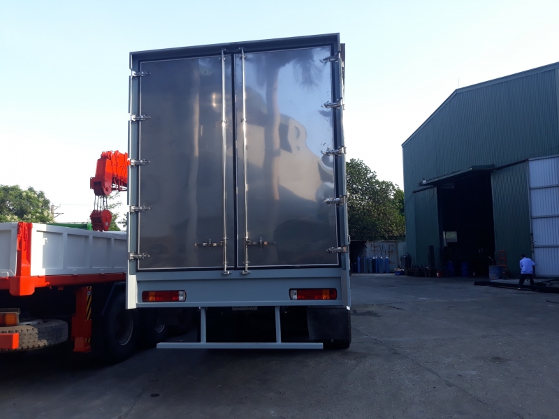 Bán xe tải thùng kín chở cấu kiện điện tử Thaco Foton Auman C240 thùng cao 2m5 giá tốt