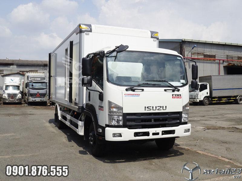 Xe tải Isuzu FRR90LE4 thùng bảo ôn hỗ trợ ngân hàng vay đến 80%