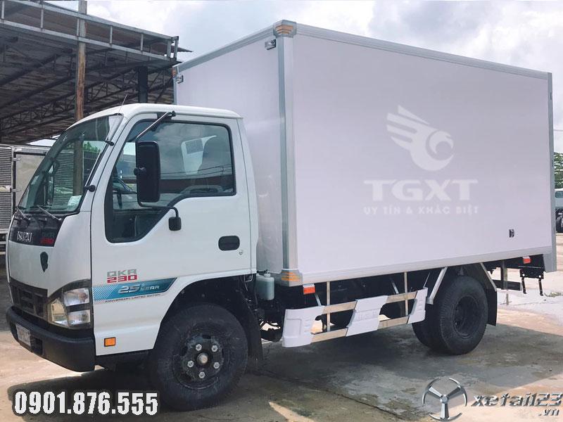Xe tải Isuzu QKF thùng dài 3m6 ngân hàng hỗ trợ vay 80%